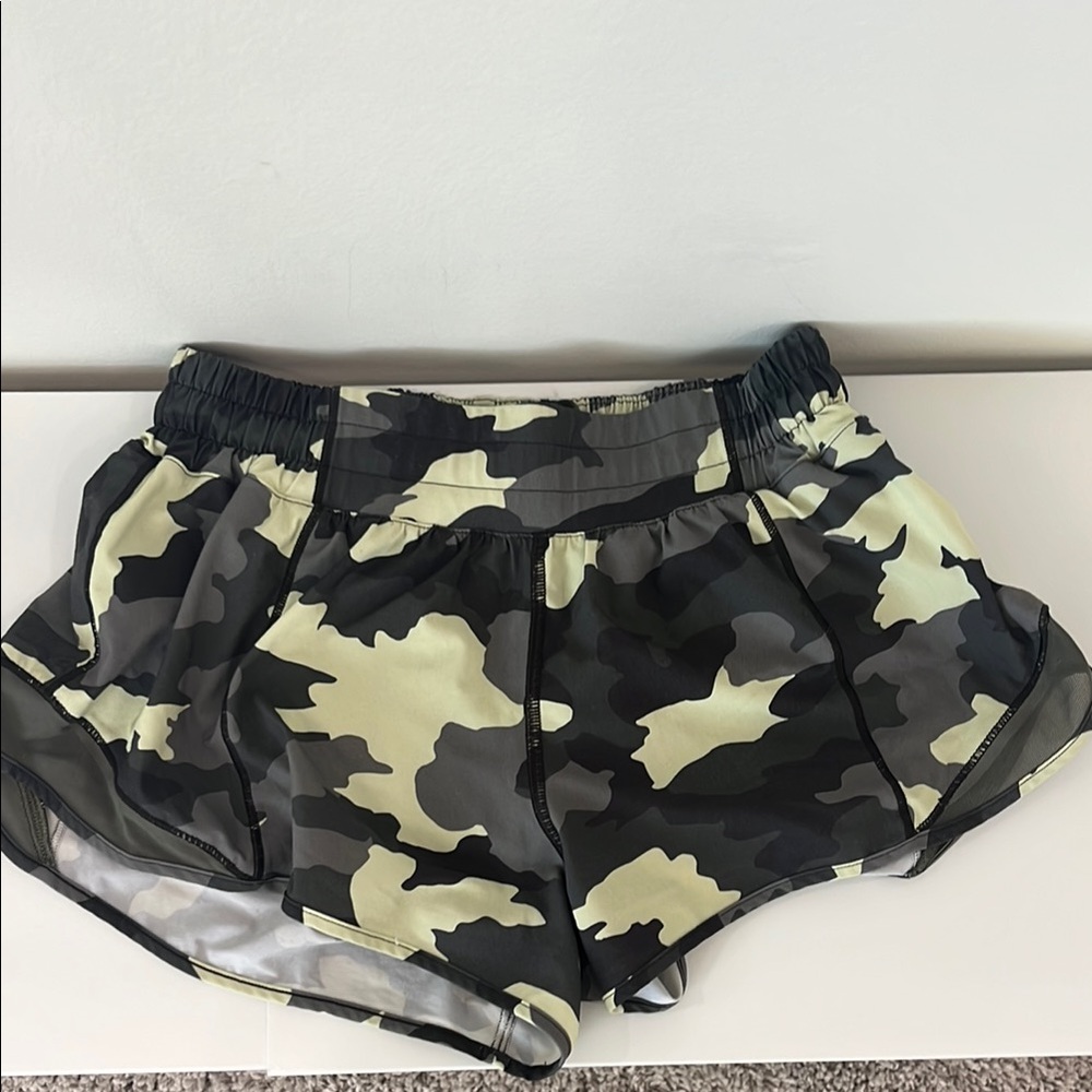 Womens Green Camo Lululemon Hotty Hot Shorts 2.5”
